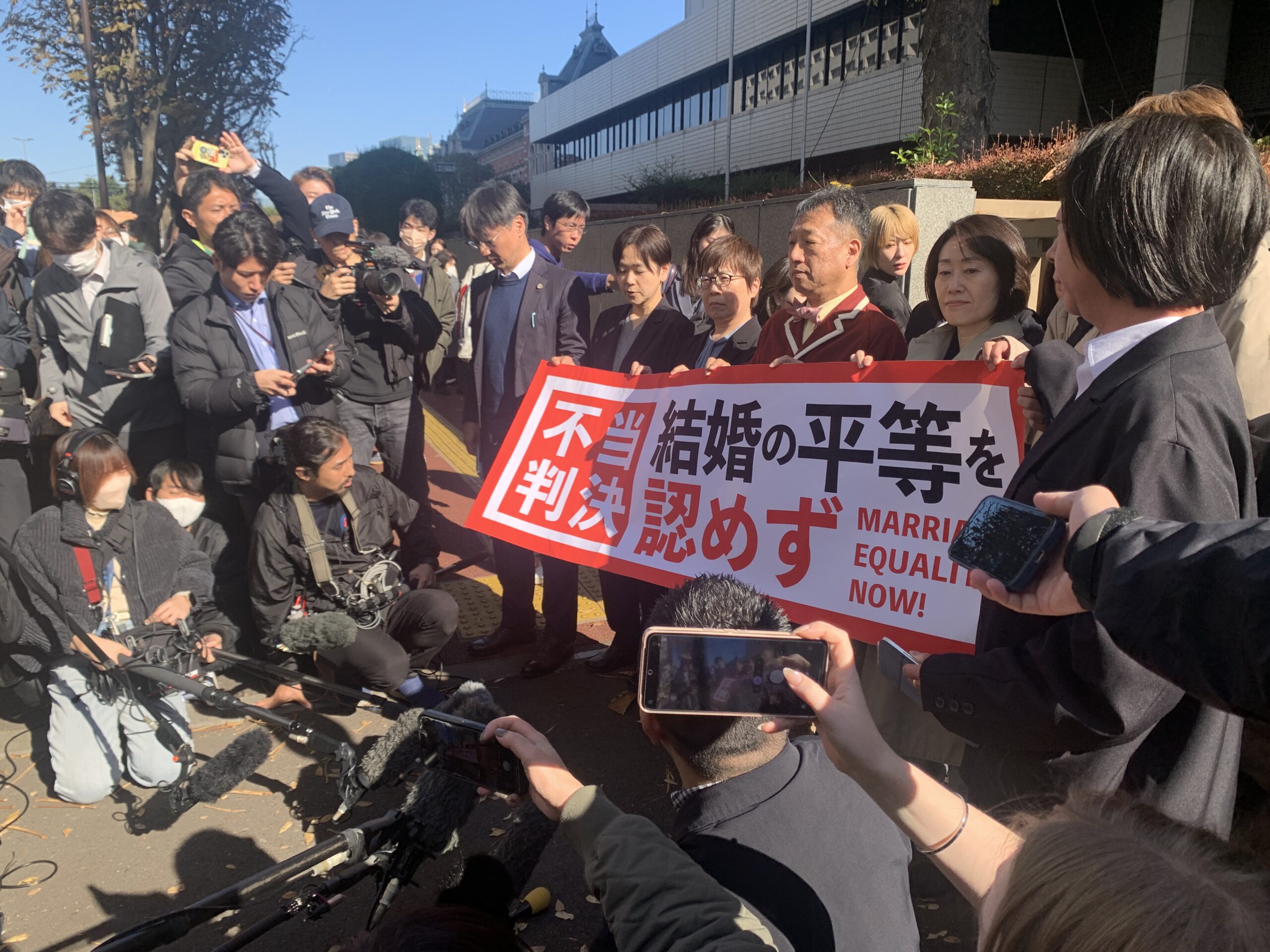 東京高裁前でメディアの質問に答える弁護団(11:41編集部撮影)